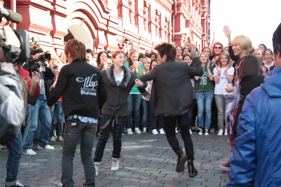 SHINee с фанатами танцуют «Калинку». Флешмоб на Красной площади. 6 сентября 2011 - Валерий Леденев