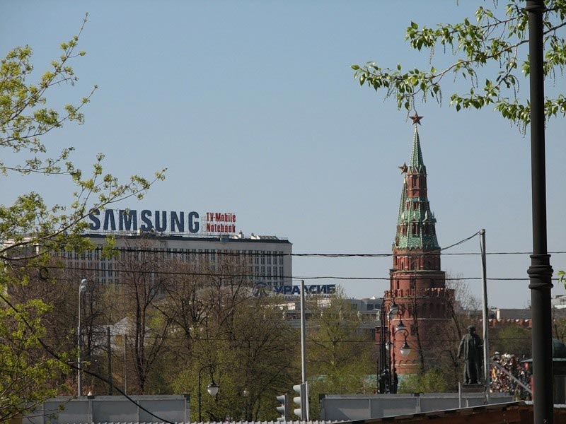 Московское правительство продолжает борьбу с рекламой на улицах города. Ее уже запретили на строительных сетках, заборах и фасадах зданий, убрали все транспаранты-перетяжки, а теперь рекламу нельзя будет размещать и на крышах домов.