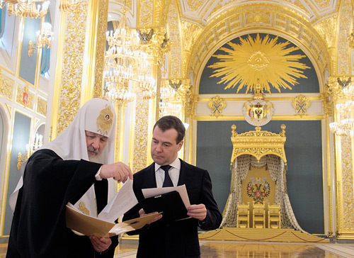 Патриарх Кирилл и Дмитрий Медведев во время беседы перед началом встречи с членами Архиерейского Собора Русской Православной Церкви в Кремле 