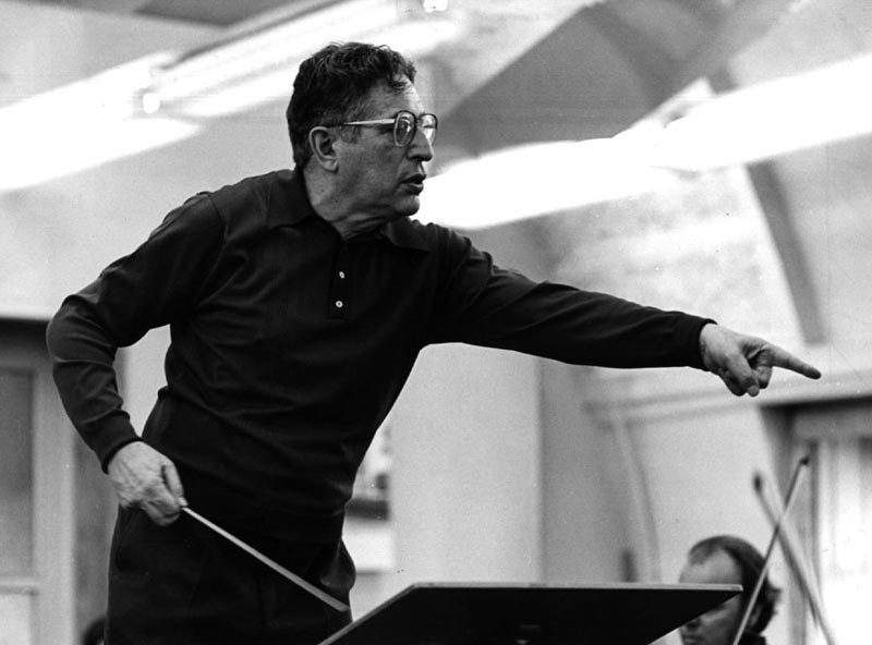 В Берлине, не дожив двух дней до своего 99-летия, умер знаменитый немецкий дирижер Курт Зандерлинг, более двадцати лет проработавший в симфоническом оркестре Ленинградской филармонии.