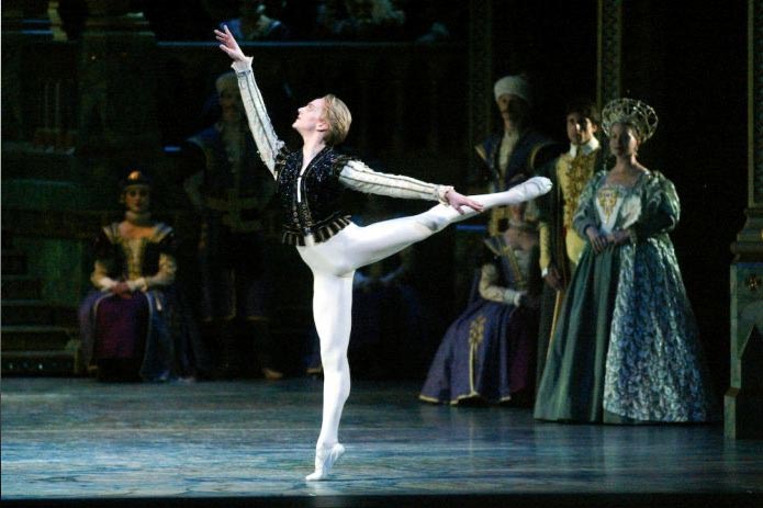 Звезда Американского театра балета Дэвид Холберг сегодня, 22 сентября, переходит в труппу Большого театра. До этого в истории Большого театра никогда не было солистов-американцев.