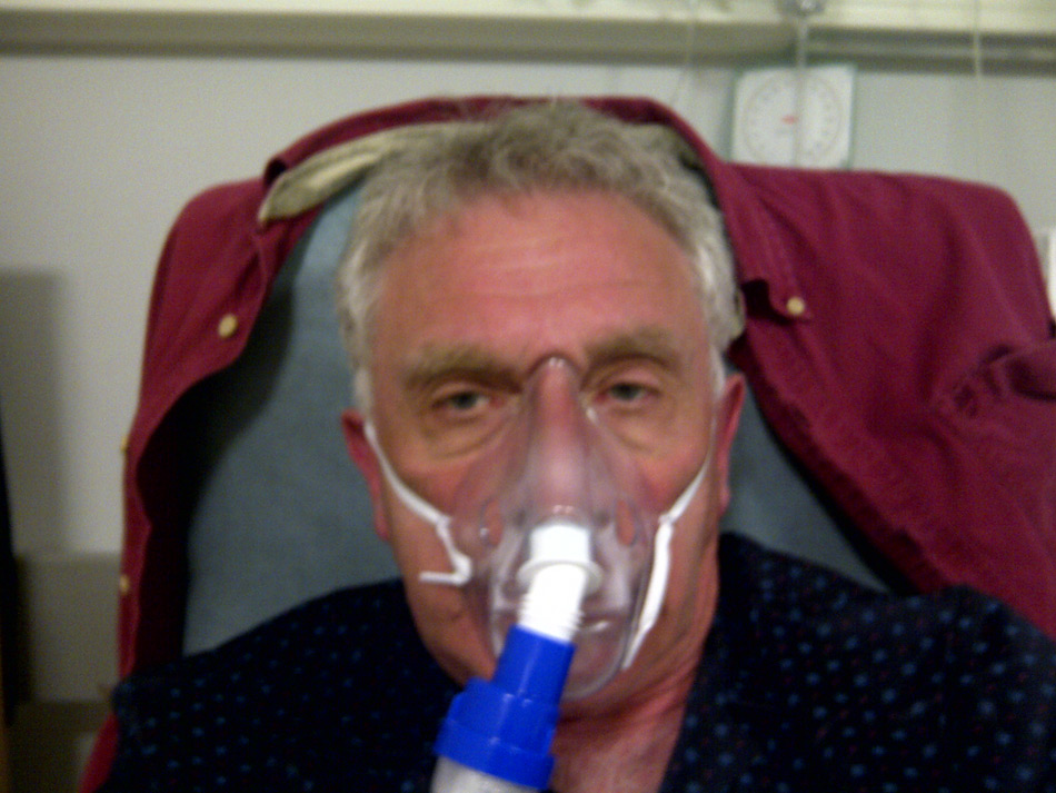 В больнице дают кислородную маску, и ты становишься похож на гангстера-извращенца из фильма «Голубой бархат»