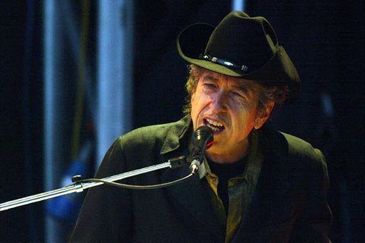 Американский музыкант, поэт, художник и актер Боб Дилан буквально за один день поднялся с последнего на первое место в букмекерском рейтинге кандидатов на получение Нобелевской премии по литературе.