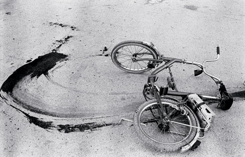 Анни Лейбовиц. Сараево. Упавший велосипед подростка, только что убитого снайпером. 1994 