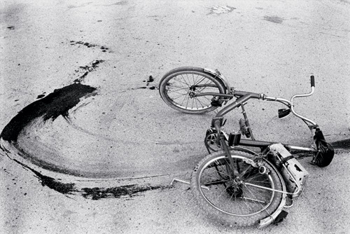 Анни Лейбовиц. Сараево. Упавший велосипед подростка, только что убитого снайпером. 1994 