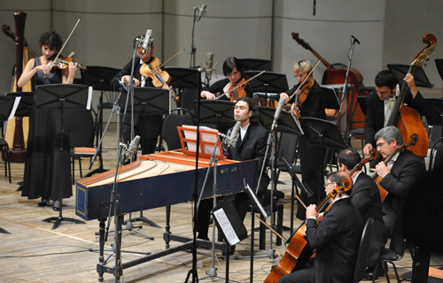 Дирижер Владимир Юровский (в центре) во время концерта Московского камерного оркестра Musica Viva в Концертном зале имени П.И.Чайковского 