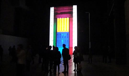 В одном из самых главных выставочных пространств Великобритании, Турбинном зале галереи Тейт Модерн, открылся проект художницы Таситы Дин — 11-минутный немой фильм под названием «Фильм».