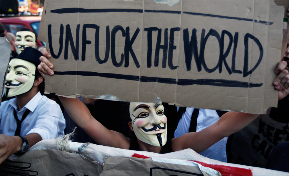 Протестующие в масках Гая Фокса во время акции у здания парламента. 15 октября 2011. Лиссабон, Португалия 