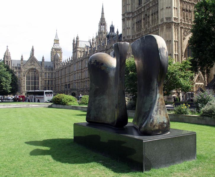 Одна из самых известных работ британского скульптора Генри Мура (1898–1986) — «Knife Edge Two Piece», установленная перед зданием Парламента в Лондоне, — находится в плачевном состоянии. Спасти ее от гибели мог переезд в Россию.