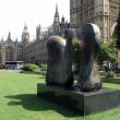 Одна из самых известных работ британского скульптора Генри Мура (1898–1986) — «Knife Edge Two Piece», установленная перед зданием Парламента в Лондоне, — находится в плачевном состоянии. Спасти ее от гибели мог переезд в Россию.