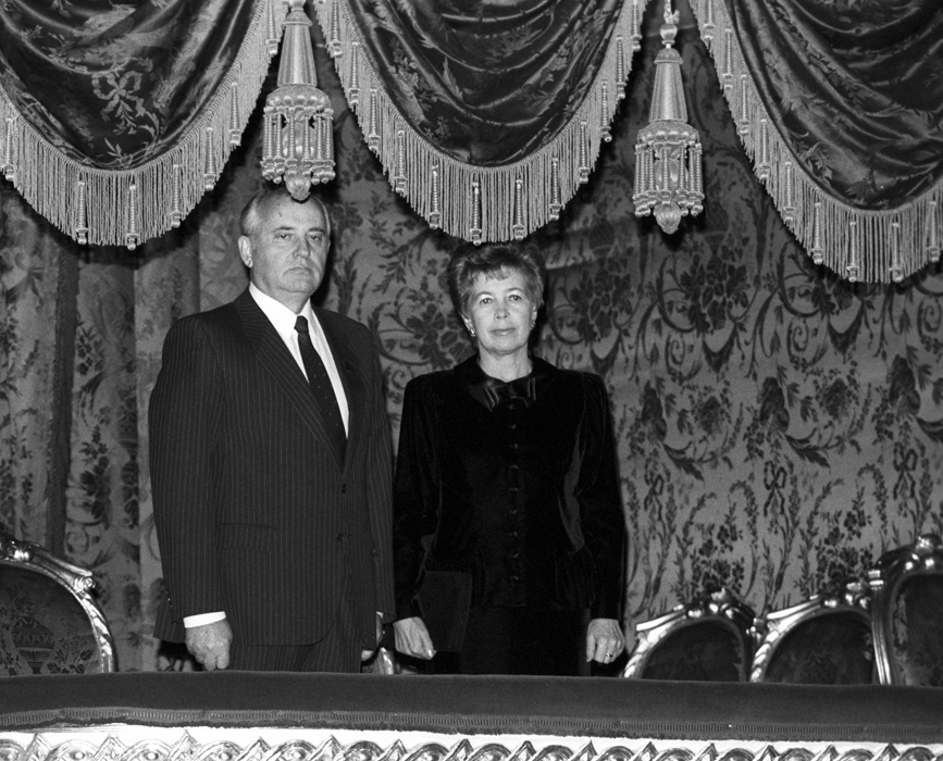 Президент СССР Михаил Горбачев с супругой Раисой Горбачевой в Большом театре, 10 октября 1989 год