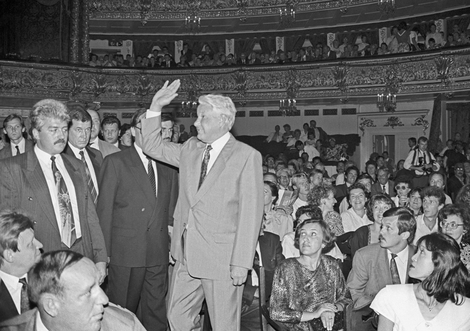 Президент Борис Ельцин в зале Большого театра перед началом спектакля, 1 сентября 1992 года