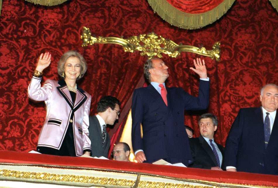 Король Испании Хуан Карлос I (в центре) с супругой и премьер-министр РФ Виктор Черномырдин в центральной ложе Большого Театра, 5 мая 1995 года