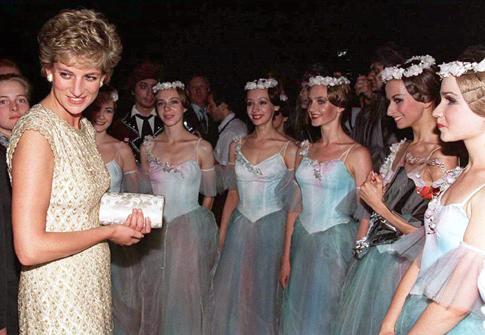Принцесса Диана Уэльская за кулисами Большого театра общается с молодыми балеринами
