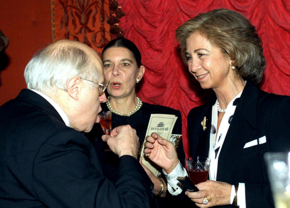 Мстислав Ростропович поднимает тост за Королеву Испании Софию (справа), Большой театр, 11 ноября 1995 года