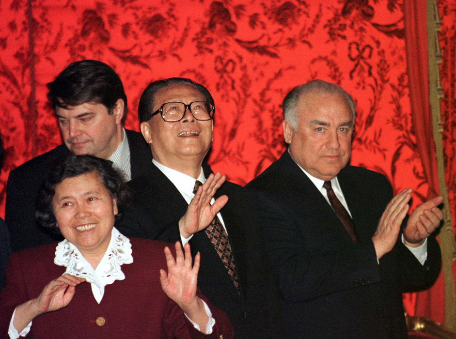 Председатель КНР Цзян Цзэминь  и премьер-министр России Виктор Черномырдин в Большом театре, 24 апреля 1997 года