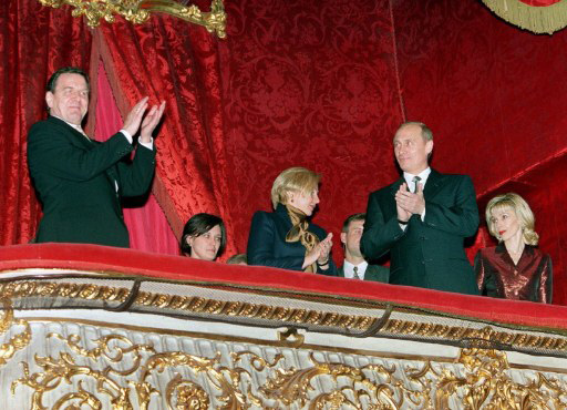 Президент Владимир Путин и немецкий канцлер Герхадр Шрёдер со своими женами, Людмилой Путиной (в центре) и Дорис Шрёдер (справа), в центральной ложе Большого театра после просмотра балета «Жизель», 6 января 2001 года