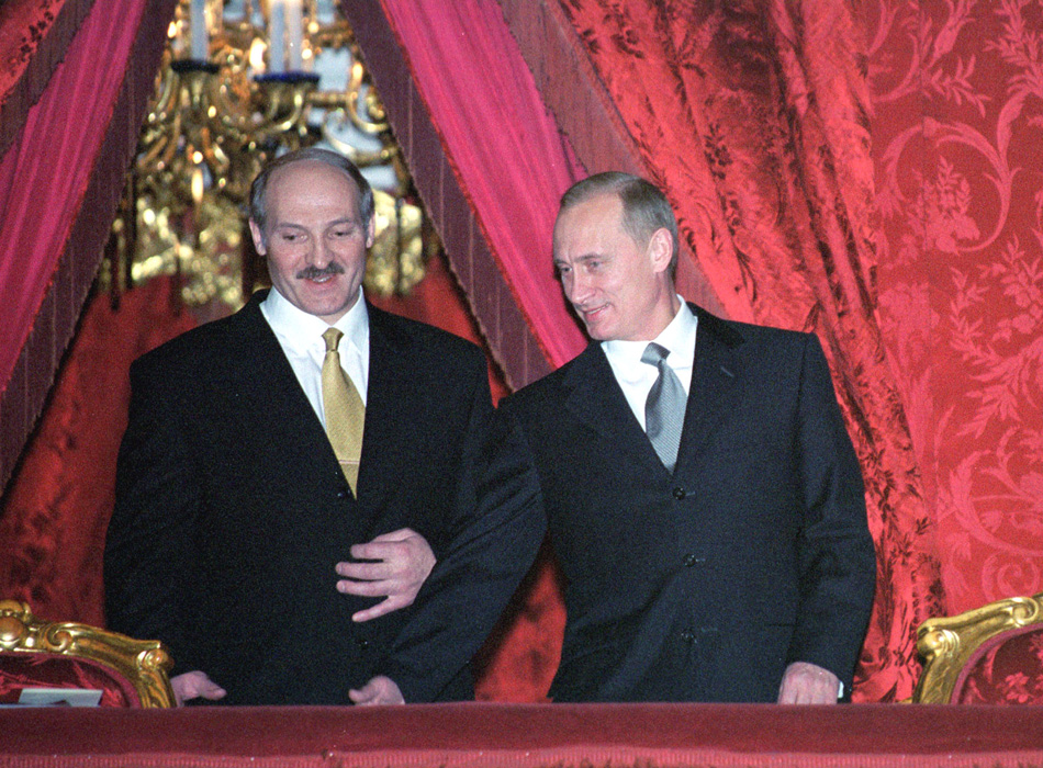 Президент Белоруссии Александр Лукашенко и президент России Владимир Путин после просмотра балета «Рогнеда» в центральной ложе Большого театра, 16 января 2001 года