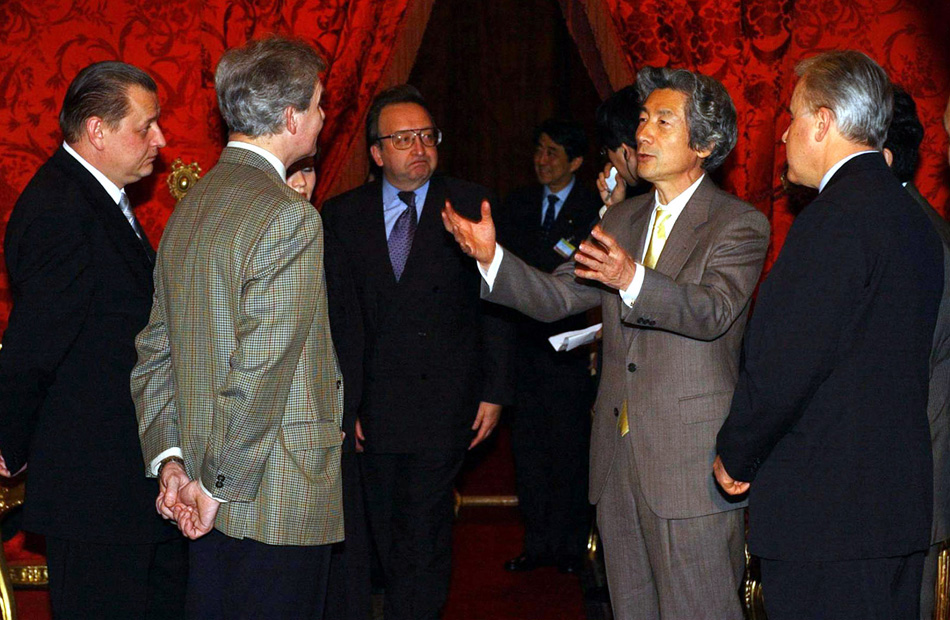Премьер-министр Японии Дзюнъитиро Коидзуми (второй справа) в ложе Большого театра, 9 января 2003