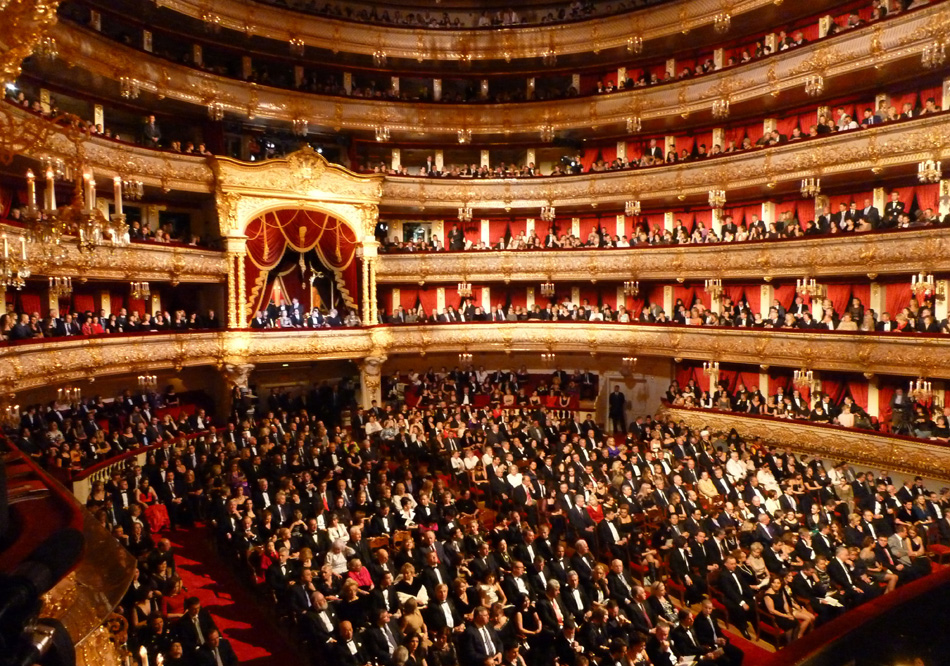 Зрительный зал Большого театра во время церемонии открытия после реконструкции исторической сцены Государственного академического Большого театра, 28 октября 2011