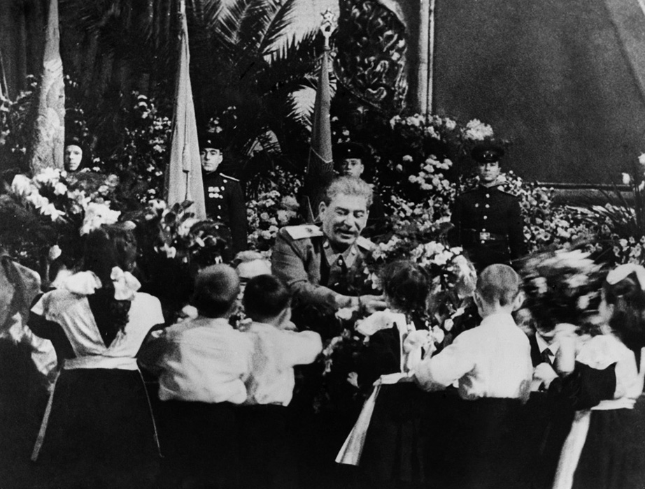 Дети преподносят цветы Иосифу Сталину со время празднования его 70-го юбилея в Большом Театре, 4 апреля 1950 года