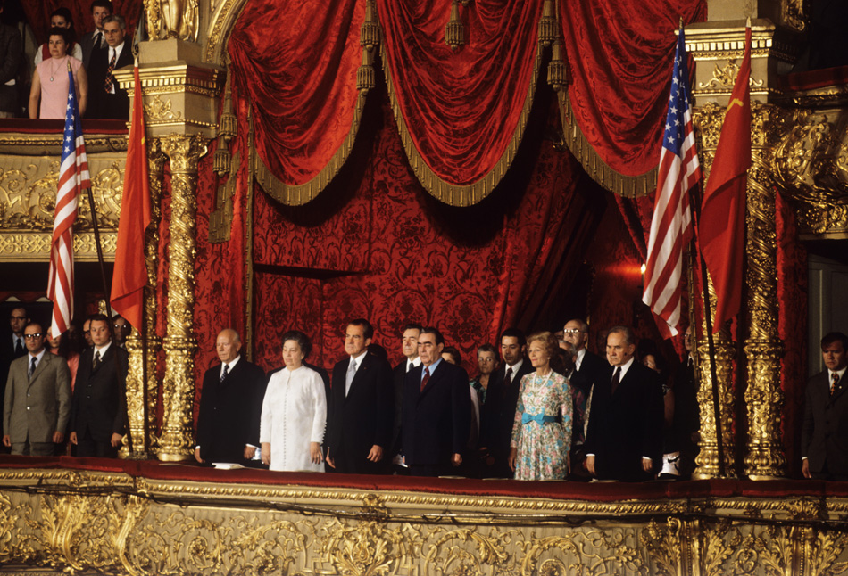 Президент США Ричард Никсон и Генеральный секретарь ЦК КПСС Леонид Брежнев с супругами в центральной ложе Большого театра во время исполнения государственных гимнов СССР и США, 28 июля 1974 года