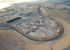 Строительство на острове Саадийят по состоянию на январь 2011 года. На переднем плане — Национальный музей ОАЭ имени шейха Заеда, справа вверху — Гуггенхайм, слева вверху — Лувр.