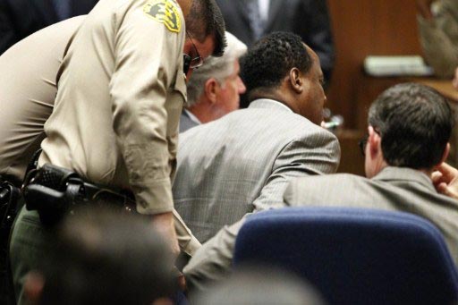 Присяжные признали врача Майкла Джексона Конрада Мюррея виновным в убийстве по неосторожности. Приговор был вынесен после девятичасового совещания более чем через два года после смерти певца.