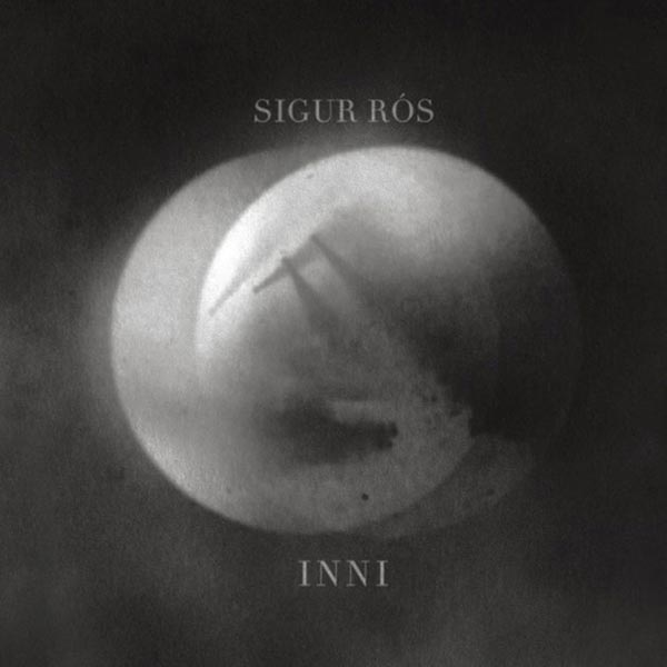 Сегодня, 8 ноября, в продажу поступил новый релиз культовой исландской группы Sigur Rós, документальный фильм «Inni», на котором запечатлен последний концерт команды в 2008 году в Лондоне. Первые десять минут картины уже доступны для просмотра в сети.