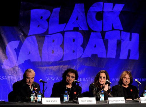Воссоединившиеся ветераны рока Black Sabbath намерены заработать на своем реюнион-туре, запланированном на 2012 год, не менее 100 млн фунтов (около $160 млн).