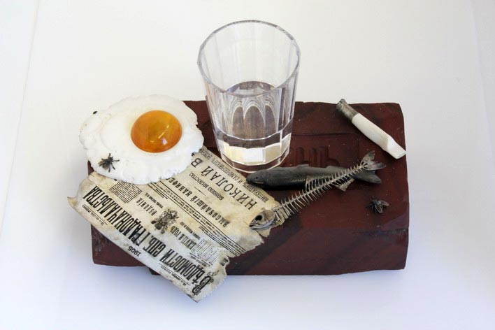 Музей Фаберже купил за 800 тысяч евро ($1 млн) необычную работу Карла Фаберже — камень, на котором разложен «джентльменский набор»: яичница, обрывок газеты, граненый стакан с недопитой водкой, закуска и недокуренный бычок.