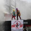 В конце ноября панк-феминистки Pussy Riot провели серию нелегальных выступлений, посвященных выборам в Госдуму 4 декабря.