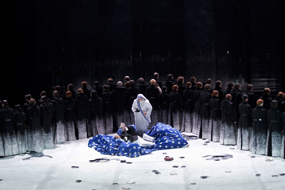 Сцена из спектакля «Гоголь» 