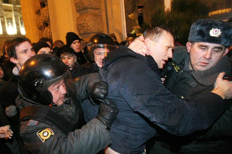 В понедельник, 5 декабря, в Москве на Чистых прудах прошла акция протеста против выборов в Госдуму, в которой, по данным оппозиции, приняли участие 5-7 тысяч человек. Полиция задержала около 300 участников митинга, в том числе блогера Алексея Навального.