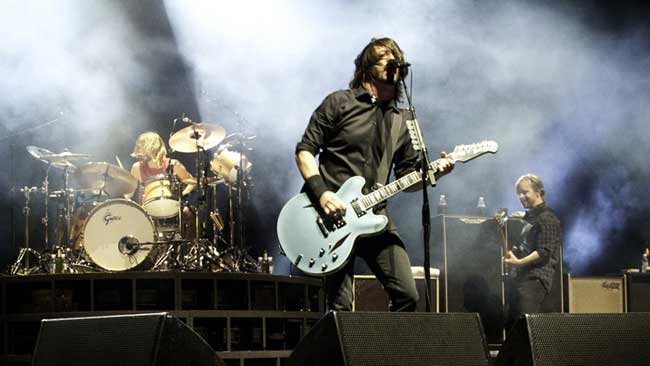 В Окленде (Новая Зеландия) были зарегистрированы подземные толчки, предположительно вызванные вибрацией от прыжков и танцев 50 тысяч посетителей концерта рок-группы Foo Fighters.