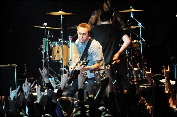 Российское авторское общество (РАО) получит 930 тысяч рублей за то, что группа Yellowcard на концерте в клубе «Точка» исполнила 12 своих песен, не заключив с РАО лицензионного договора.