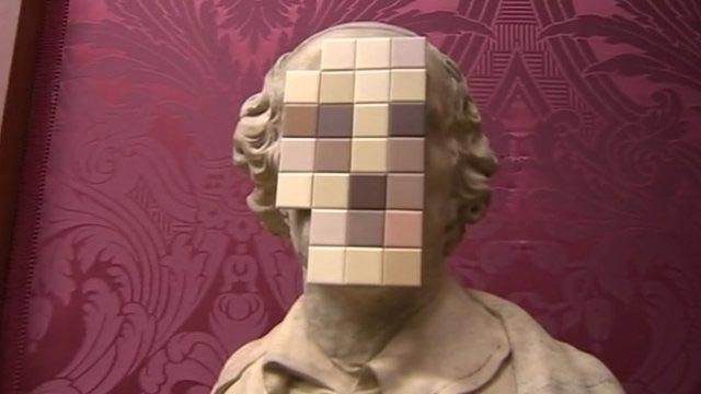 Британский художник Бэнкси выставил в художественной галерее Walker Gallery Национального музея Ливерпуля свое новое произведение «Смертный грех»: бюст священника, лицо которого закрыто маской из «пикселей», выполненных из обычной настенной плитки-мозаики.
