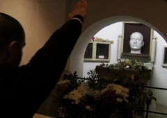 Склеп Муссолини в Предаппио (кадр из фильма «Тело дуче»)
