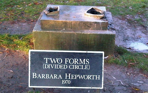 В ночь на вторник, 20 декабря, в лондонском парке Далич была украдена знаменитая бронзовая скульптура Барбары Хепуорт «Две формы (Разделенный круг)».