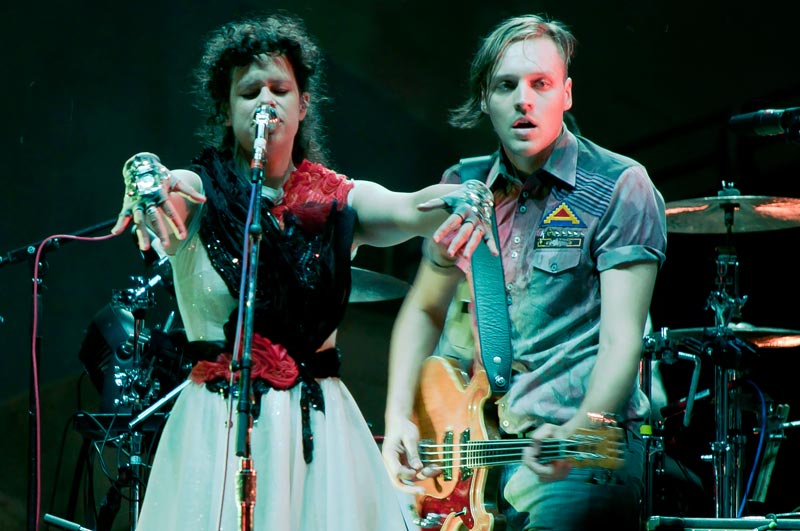 Группы Arcade Fire и The Decemberists, а также кантри-певица Тэйлор Свифт записали песни для альбома, посвященного фильму «Голодные игры» по трилогии бестселлеров Сьюзан Коллинз.