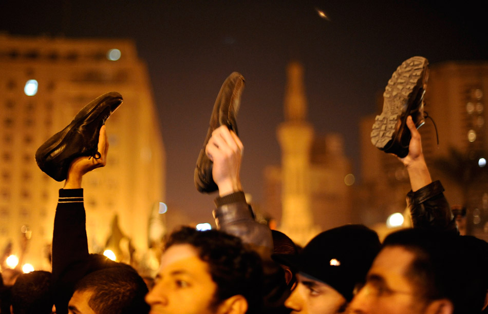 Каир (Египет). Демонстранты на площади Тахрир выражают свое разочарование речью президента Хосни Мубарака. 10 февраля 2011 года