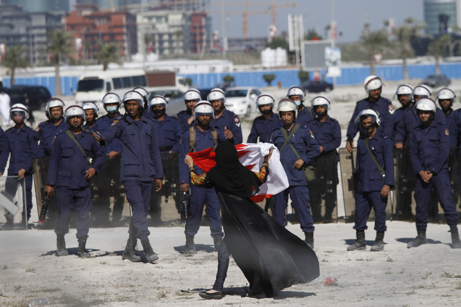 Манама (Бахрейн). Участница антиправительственных выступлений обращается к полицейским. 19 февраля 2011 года. В этот день демонстранты вновь захватили Жемчужный перекресток в столице Бахрейна Манаме