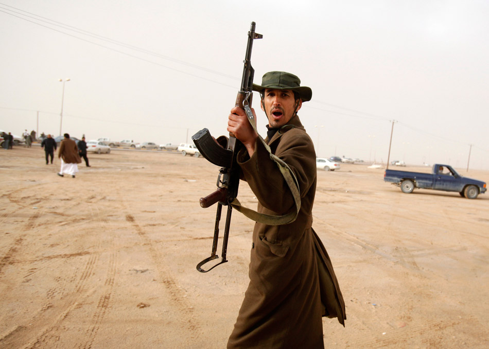 Бенгази (Ливия). Антиправительственные повстанцы готовятся к отражению верных Муаммару Каддафи войск на блокпостe в районе города Адждабия в 150 км к юго-западу от Бенгази. 27 февраля 2011 года