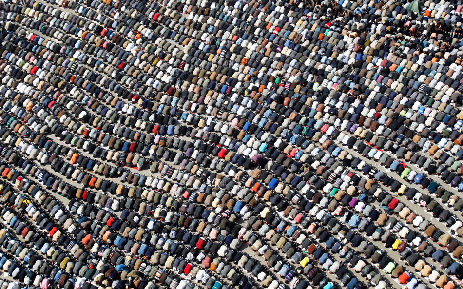 Каир (Египет). Участники антиправительственной демонстрации на площади Тахрир во время пятничной молитвы. 4 февраля 2011 года