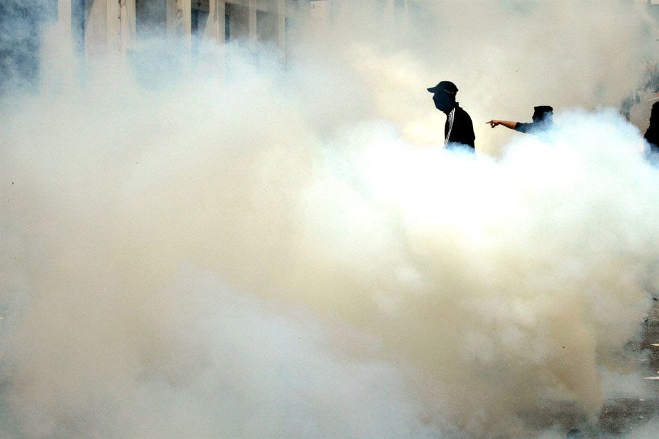 Афины (Греция). Полиция применила слезоточивый газ против демонстрантов, недовольных объявленными правительством мерами строгой экономии.  15 июня 2011 года
