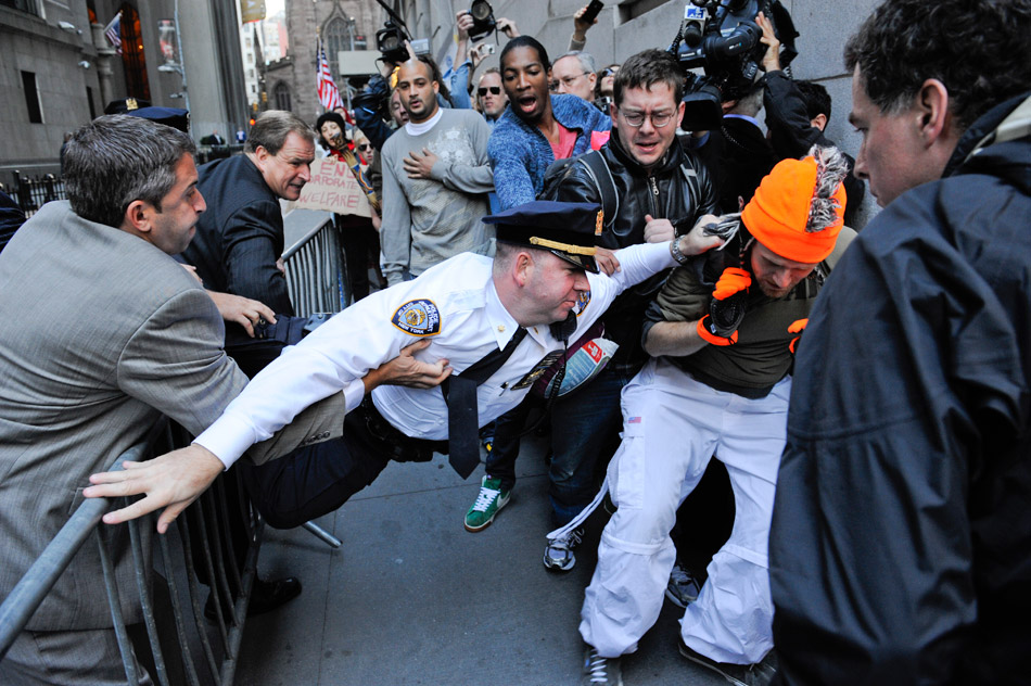 Нью-Йорк (США). Полицейский пытается схватить участника демонстрации на Уолл-стрит. 19 сентября 2011 года