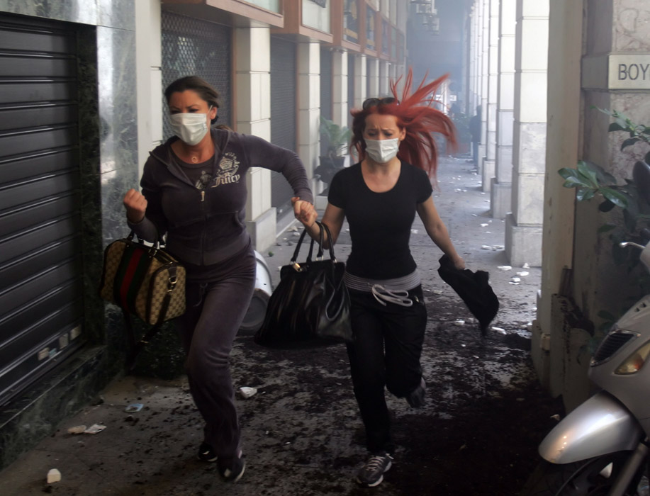 Афины (Греция). Демонстрантки убегают от полиции. 19 октября 2011 года
