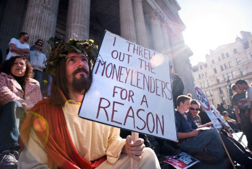 Лондон (Великобритания). Демонстрант в костюме Иисуса Христа среди участников акции протеста на ступенях собора Святого Павла. 15 октября 2011 года