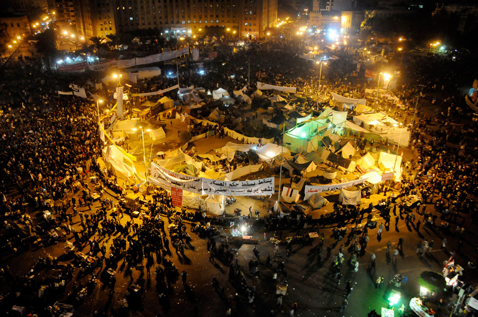 Каир (Египет). Десятки тысяч демонстрантов, собравшихся на площади Тахрир, требуют немедленного отстранения от власти Высшего совета вооруженных сил Египта. 27 ноября 2011 года