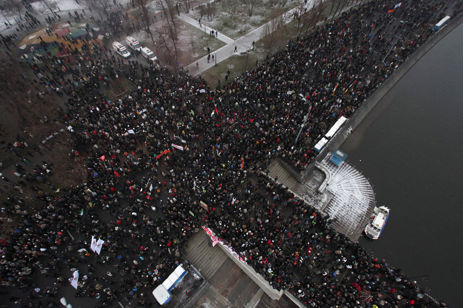 Вид сверху на санкционированный митинг против фальсификации результатов выборов в Госдуму. Москва. Болотная площадь. 10 декабря 2011 года